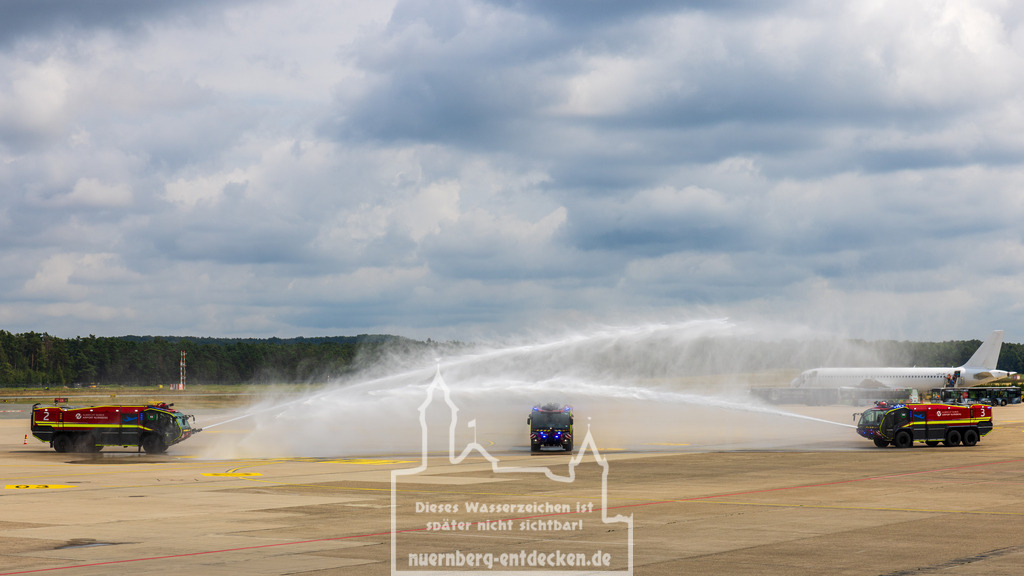 Vorstellung neuer Flugfeldlöschfahrzeuge und Simulator am Flughafen Nürnberg. | er Albrecht Dürer Airport Nürnberg setzt auf neueste Technik und hat seine Flugfeldlöschfahrzeuge durch drei fabrikneue Panther 6x6 des Herstellers Rosenbauer ersetzt. Die Flughafenfeuerwehr trainiert den Umgang mit den Spezialfahrzeugen in einem eigens dafür angefertigten Simulator. - Realisiert mit Pictrs.com