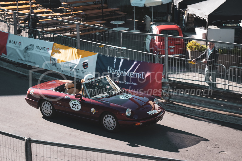 21. Arosa ClassicCar 2025 - 6. =September= 2025 | Fide Scheer aus Bonstetten (SUI) in einem Alfa Romeo Spider 2.0 aus dem Jahre 1992 mit Startnummer 232 am Arosa ClassicCar 2025 in der Kategorie Classic Trophy..@arosaclassiccar, @arosa.official, #arosaclassiccar, #arosa, #76curves, #classiccarBild: Sportfotografie Markus Aeschimann | www.markus-aeschimann.ch - Realisiert mit Pictrs.com