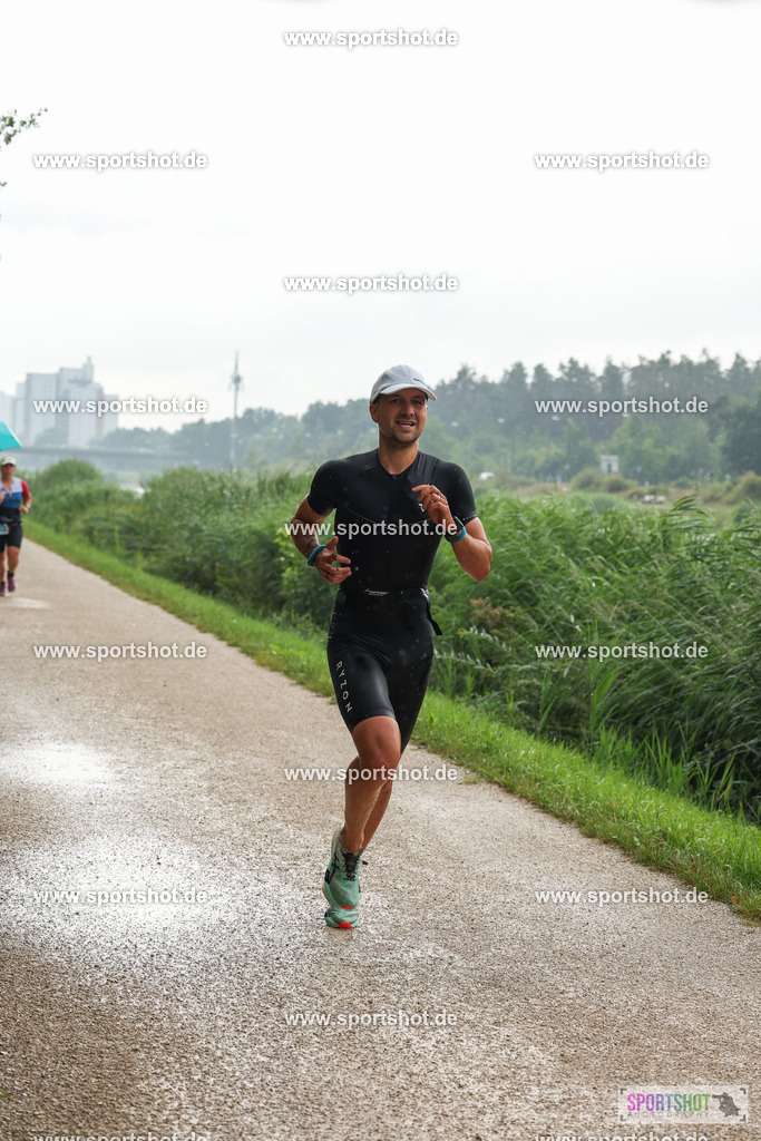 LUR_1075 | 34. M-net Erlanger Triathlon 2025 #erlangertriathlon  #mnettriathlon2025 #mnettriathlon #team #olympischedistanz #mitteldistanz #triathlon #maindonaukanal  #erlangertriathlon2025 #yourpictrs #tv1848 #tv1848erlangen  #triathlonbayern #sportinerlangen #demsportverbunden #sportshot_your_pictrs Copyright: www.sportshot.de