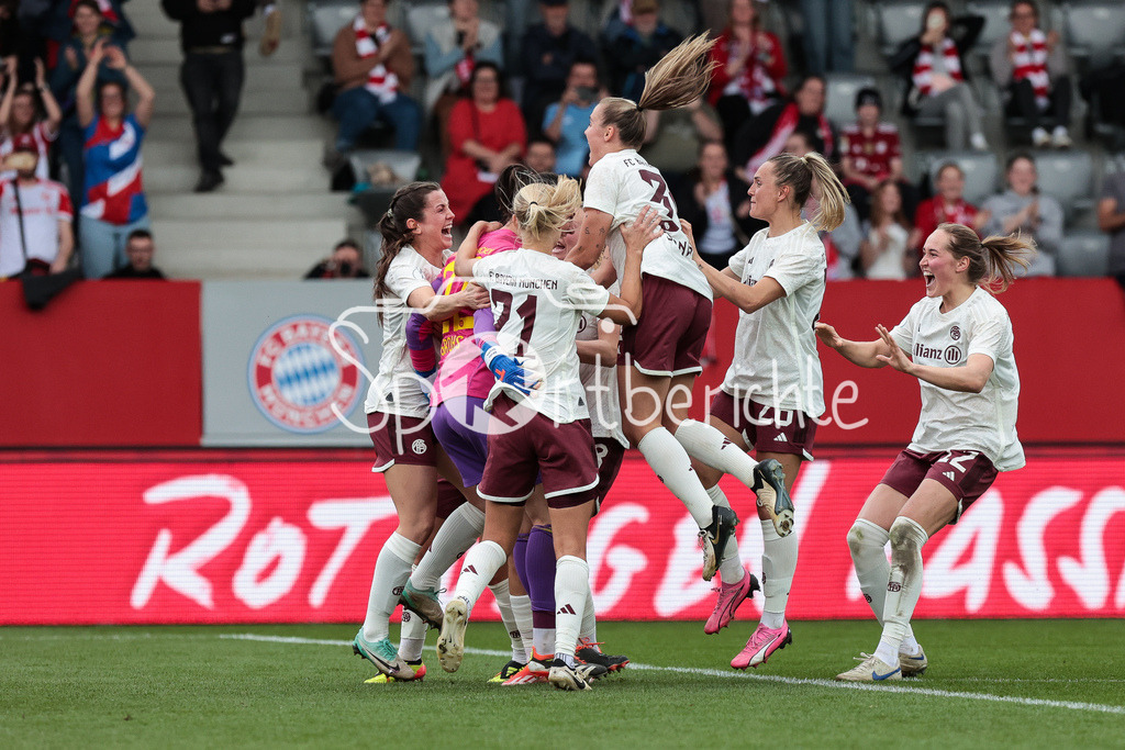 FC Bayern München Damen - Eintracht Frankfurt Damen | Grenzenloser Jubel der FC Bayern Damen nach dem entscheidenden Elfmeter zum Finaleinzug von Pernille HARDER (FCB #21) / Freude / Happy / Elfmeterkrimi / Elfmeterschiessen / Matchwinnerin Maria-Luisa GROHS (FCB #22)