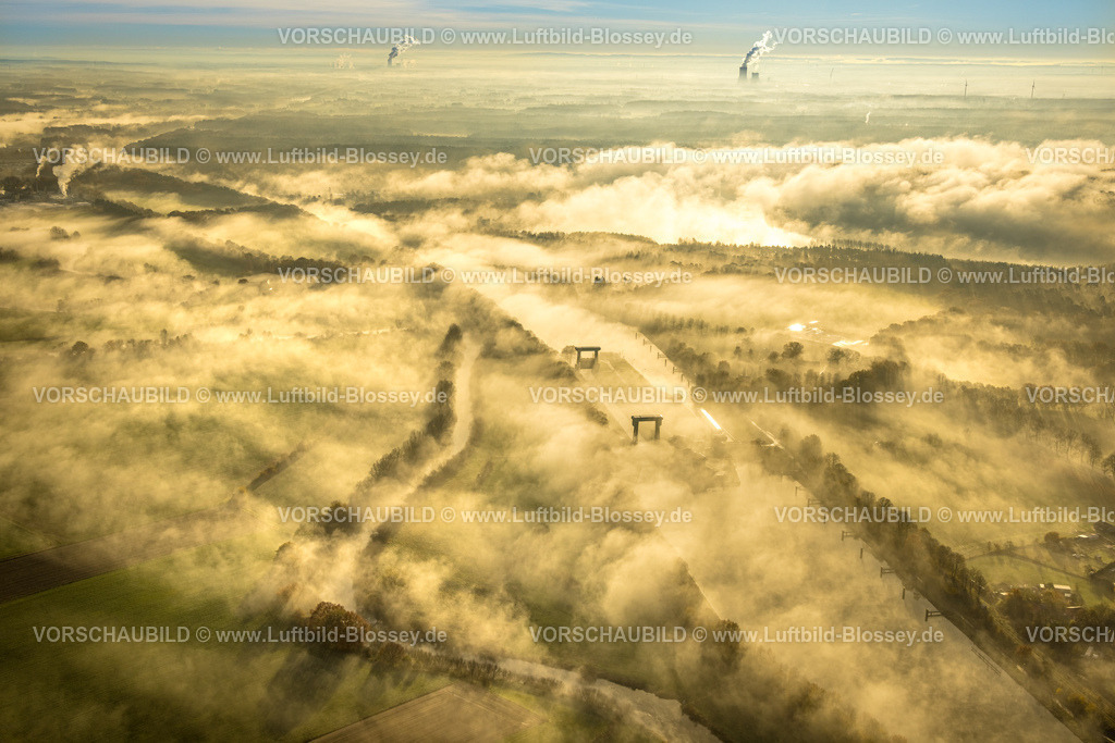 Haltern231104122 | Luftbild, Nebelschwaden über der Schleuse Flaesheim am Wesel-Datteln-Kanal und der Lippeaue mit Fluss Lippe, Fernsicht mit dampfenden Kühltürmen, umgeben von herbstlichen Laubbäumen, Flaesheim, Haltern am See, Ruhrgebiet, Münsterland, Nordrhein-Westfalen, Deutschland