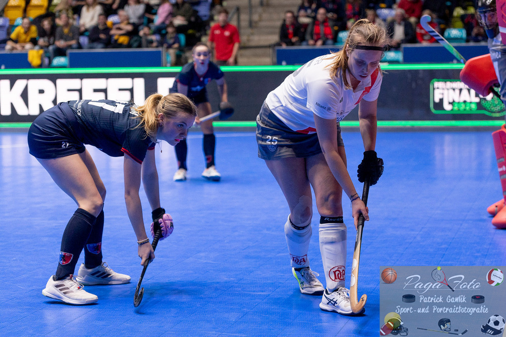 Volvo E.R.B. Final 4 Halbfinale Frauen: Der Club an der Alster - Berlienr HC, 25.01.2025 | Viktoria Martha Huse (Der Club an der Alster #25) & Philine Drumm (Berliner HC #27), Der Club an der Alster - Berliner HC, Frankfurt, Süwag Arena, 25.1.2025 - Realisiert mit Pictrs.com