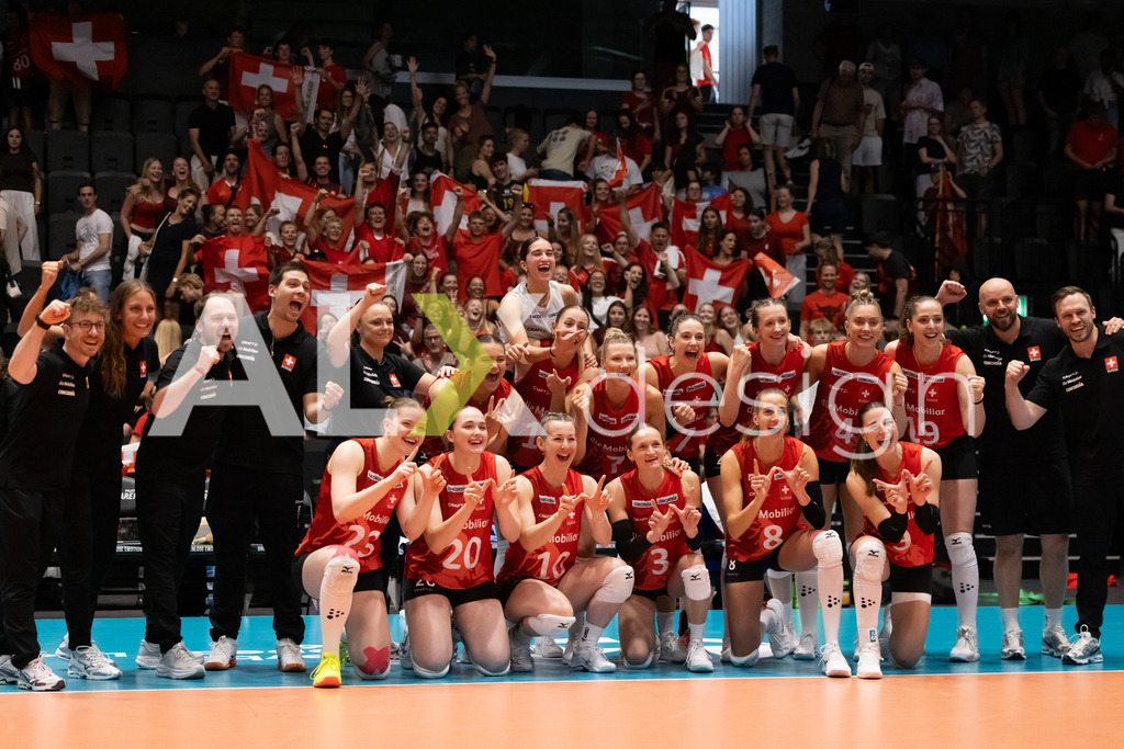 Austria v Switzerland - CEV European League Women | KRIENS, SWITZERLAND - JUNE 14: Team of Switzerland Winning Photo with Fans during the CEV European League match between Austria and Switzerland at Pilatus Arena on June 14, 2026 in Kriens, Switzerland. - Realisiert mit Pictrs.com