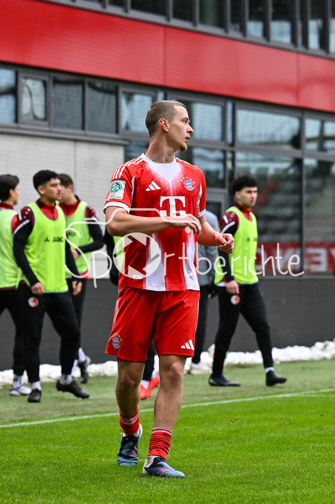 FC Bayern München - Berliner Athletik Klub | MUNICH, GERMANY - 21. FEBRUARY: Jubel der Bayern nach dem Treffer zum 2-1 durch Yll GASHI (FC Bayern München U19 9) / Tor / Torschuetze / Freude / Happy während dem Spiel zwischen der U19 des FC Bayern München und der U19 des Berliner Athletik Klubs am 3. Spieltag der DFB-U19 Nachwuchsliga am FC Bayern Campus