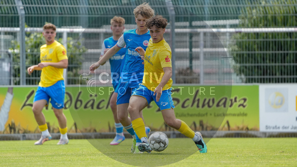 Fußball, Herren, Saison 2025/2026, 3. Luckenwalder Turmpokal, Werner-Seelenbinder-Stadion Luckenwalde, Spiel: FSV 63 Luckenwalde vs. F.C. Hansa Rostock U19,  | Fußball, Herren, Saison 2025/2026, 3. Luckenwalder Turmpokal, Werner-Seelenbinder-Stadion Luckenwalde, Spiel: FSV 63 Luckenwalde vs. F.C. Hansa Rostock U19,  Im Bild: Caden Weber (l. Hansa) und Max Hathaway (r. Luckenwalde) - Realisiert mit Pictrs.com