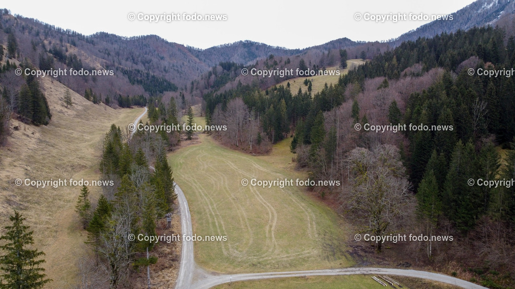 Molln_ 17.01.2023-23 | 17.01.2023, Molln, AUT, Erdgasbohrung, im Bild Flaeche unter der das Gasfeld vermutet wird, hoechster Punkt, Drohne