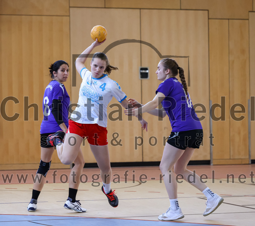 2023-03-18_011_SpVgg_Altenerding_II_gegen_HSG_Freising-Neufahrn_II | Erding, Deutschland, 18.03.2023:
Handball, Bezirksliga Frauen Altbayern 2022 / 2023, 14. Spieltag, SpVgg Altenerding II gegen HSG Freising-Neufahrn II, Endergebnis: 25:27

Sylvia Heider (SpVgg Altenerding, #8), Sofia Knecht (HSG Freising-Neufahrn, #4), Thea-Sophie Steinbrecher (SpVgg Altenerding, #17)

Foto: Christian Riedel / fotografie-riedel.net