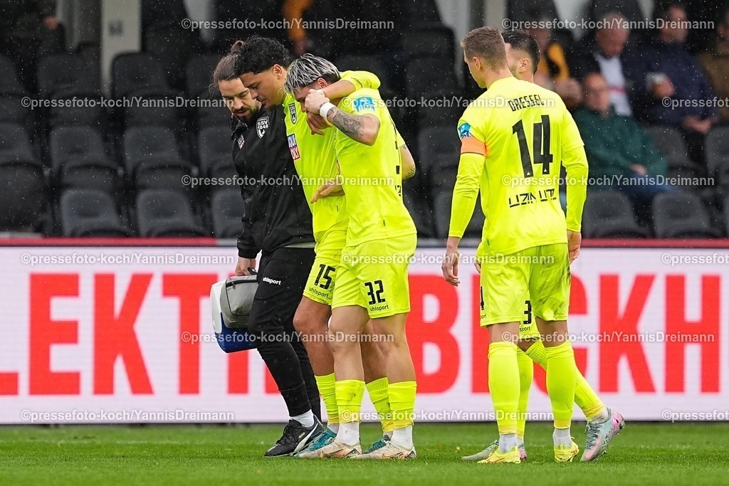 xYDRx25102501026 | 25.10.2025, xydrx, Fußball, 3.Liga, SC Verl - SSV Ulm 1846, Saison 2025 2026, Sportclub Arena: Jonas David (SSV Ulm 1846 #15) wird verletzt vom Feld gebracht  DFB regulations prohibit any use of photographs as image sequences and or quasi-video.