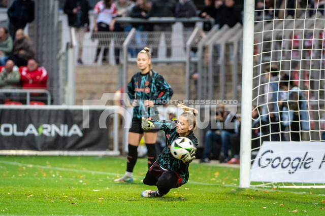 20241020NSZ_1475 | Anna Wellmann (Bayern München,No.41) pariert beim afwärmenDEU, Leverkusen, 20.10.2024 Fußball, Frauen, Google Pixel Frauen-Bundesliga, Saison 2024/2025, 7. Spieltag, Bayer 04 Leverkusen - FC Bayern MünchenDIE DFB-RICHTLINIEN UNTERSAGEN JEGLICHE NUTZUNG VON FOTOS ALS SEQUENZBILDER UND/ODER VIDEOÄHNLICHE FOTOSTRECKEN - Realisiert mit Pictrs.com