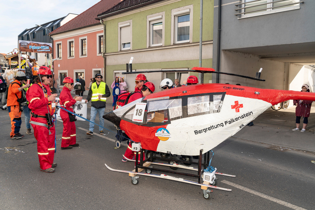 Umzug2025-128_9085 | Fotostrecke: FASCHINGSUMZUG 2025 in Loosdorf. 22 Masken(gruppen)-Teilnehmer: Loosdorfer Vereine, Wirtschaftstreibende, Gemeindeabordnungen sowie Kreditinstitute. rund 700 Besucher entlang der Hauptstrasse. Veranstaltungs-Sicherung durch Mannschaft der FF-Loosdorf mit schwerem Gerät. Maskenprämierung am EKZ-Platz durch Bgm. Thomas Vasku in den Kategorien: Bester Festwagen (Fa. gkonzept-Groissenberger; Beste Personengruppe-ASK-Loosdorf; Beste Einzelperson; Weiteste Anreise-FF Schollach;