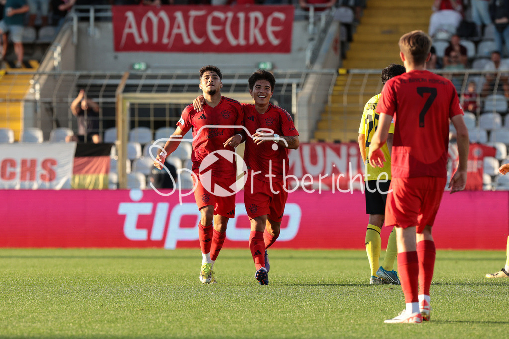 FC Bayern Amateure - SpVgg Bayreuth | Jubel nach dem Treffer zum 3-1 fuer die Bayern Amateure duch Emirhan DEMIRCAN (FCB #11) / Freude / Tor / Torschuetze