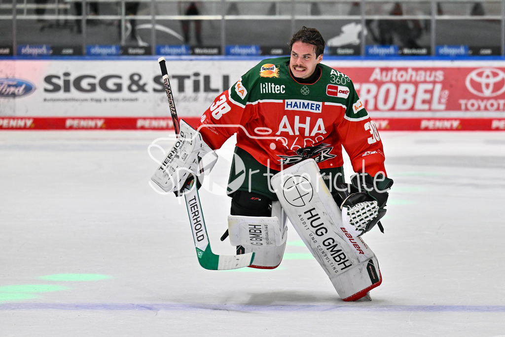 Augsburger Panther - Kölner Haie | die Augsburger Panther feiern zusammen mit den Fans den Heimsieg gegen die Kolner Haie / Strauss MANN (Augsburger Panther #38) / DEL: Augsburger Panther - Kölner Haie, Curt Frenzel Stadion am 29.09.2024