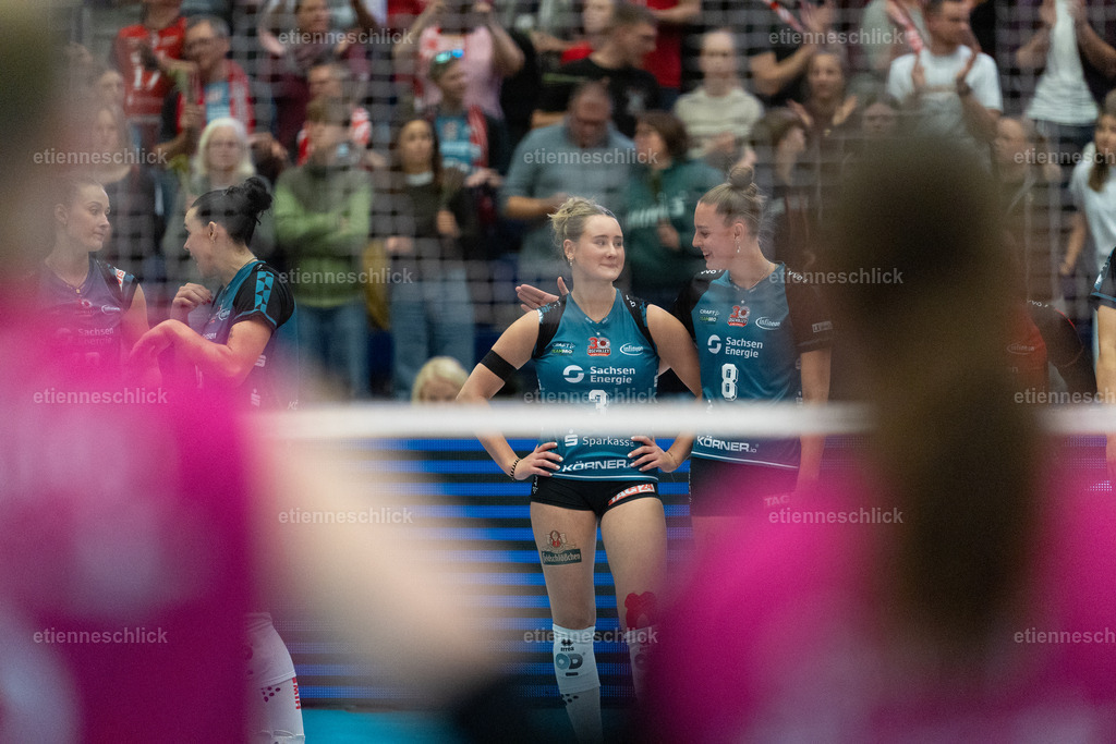 Dresdner SC - Binder Blaubären TSV Flacht, DEKRA 1. Bundesliga Frauen, Volleyball | Im Bild: Lena Olliges (3, Dresdner SC), Jette Kuipers (8, Dresdner SC)24.10.2026, Dresdner SC -  Binder Blaubären TSV Flacht, DEKRA 1. Bundesliga Frauen, Volleyball, Deutschland, Dresden, Cyberport Arena