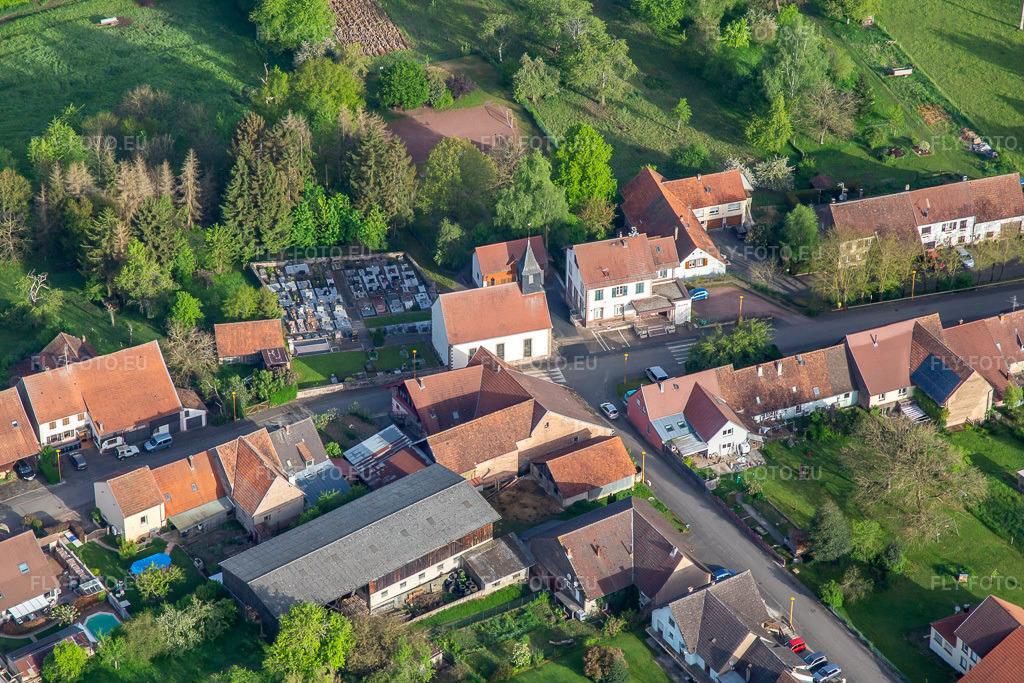 Vue aérienne: Mairie à Ratzwiller dans le département Bas Rhin, France. Photo: IMG_140648.jpg prise le 01/05/2024 par Werner Riehm/FLY-FOTO.eu – Résolution de l'original: 4982 x 3321 px