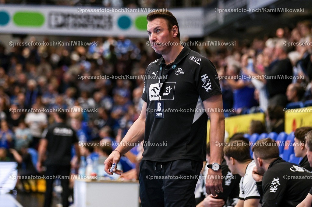 xKWIx14122501037 | 14.12.2025, xKWIx, Handball, Daikin Handball-Bundesliga (Daikin HBL), TBV Lemgo Lippe - THW Kiel, PHOENIX CONTACT arena: Filip Jicha (THW Kiel Cheftrainer) schaut traurig und erschrocken auf die Uhr nach 10:9 Halbzeitstand Photo: xKamilxWilkowskixPressefotoKochx