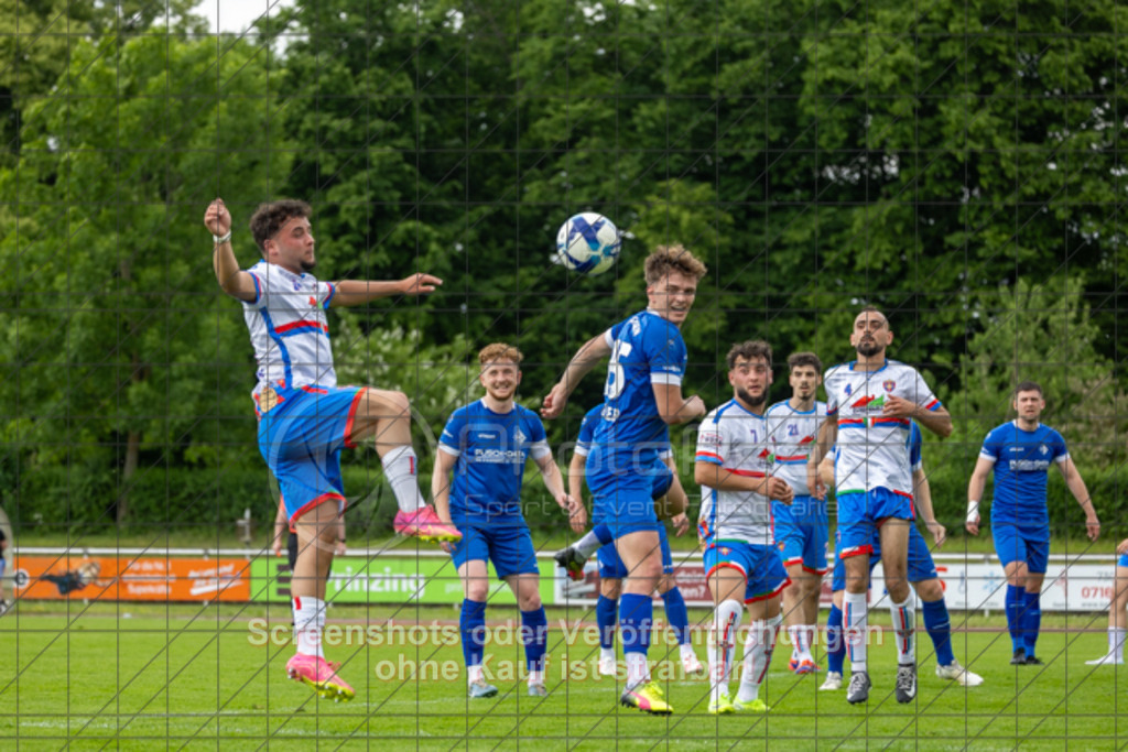 20250601_152605_0154 | #,1.FC Eislingen (blau) vs. AC Catania Kirchheim (weiß), Fußball, Bezirksliga - Bezirk Neckar/Fils, 29. Spieltag, Saison 2024/2025, Rasenplatz, Eichbachstation, Haldenstraße, 73054 Eislingen, 01.06.2025 - 15:00 Uhr,Foto: PhotoPeet-Sportfotografie/Peter Harich