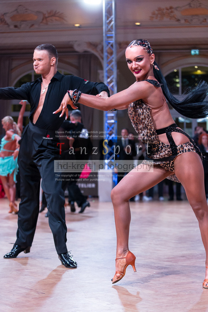 20240706_WDSF_WO_Latin_11369 | Tanzsportbilder, Standardtanz, Lateintanz, WDSF, DTV, LTVB, dancecomp, goc, hessen tanzt, blaues band der spree, walzer, tango, wiener walzer, slowfox, quickstepp, samba, rumba, cha-cha-cha, paso doble. jive, hd-kroft photography, turniertanzsport