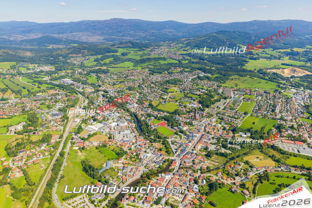 Luftaufnahme von Zwiesel - Die Luftaufnahme wurde 2025 vom UL-Flugzeug heraus erstellt ( keine Drohne ) - Hochauflösende Luftaufnahme - für professionelle Ausdrucke geeignet. Die Geschenkidee !Mit Lizenz und Bildrechte bestellbar