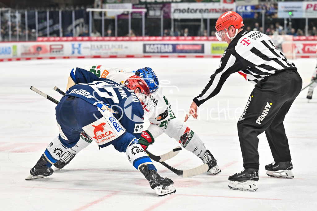 Schwenninger Wild Wings - Augsburger Panther | SCHWENNINGEN, GERMANY - 08. MARCH: beim Bully Tylor SPINK (Schwenninger Wild Wings 90) und Cody KUNYK (Augsburger Panther 20) während dem Match zwischen den Schwenninger Wild Wings und den Augsburger Panthern am 50. Spieltag der Penny DEL in der Helios Arena