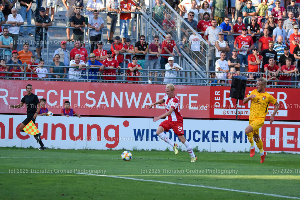 Fussball, 3. Liga, Wuerzburg Kickers vs. SG Sonnenhof Grossaspach, 30.07.2019 | Fussball, 3. Liga, Wuerzburg Kickers vs. SG Sonnenhof Grossaspach, 30.07.2019; in der Flyeralarm ARENA in Wuerzburg, (Deutschland)

Bild:  Luke Hemmerich 21 (Wuerzburger Kickers)

DFL REGULATIONS PROHIBIT ANY USE OF PHOTOGRAPHS as IMAGE SEQUENCES and/or QUASI-VIDEO. - Realisiert mit Pictrs.com