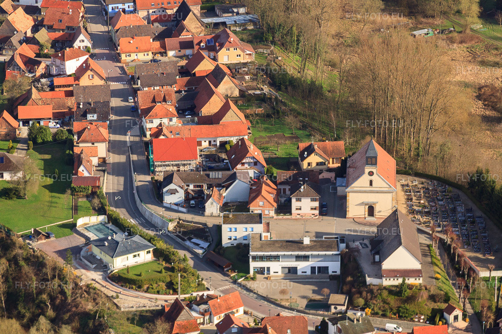 Vue aérienne: Église Saint-Pantaléon Munchhausen à Munchhausen dans le département Bas Rhin, France – .Photo: IMG_25597.jpg prise le 02/04/2010 par Werner Riehm/FLY-FOTO.eu – Résolution de l'original: 4752 x 3168 px