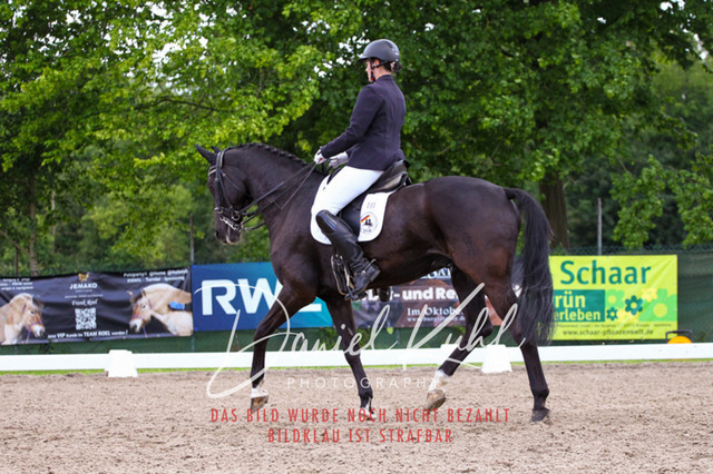 DKP41171 | Turnierfotos kaufen im Webshop von Daniel Kuhl Photography – entdecke professionelle Reitsportfotos aus Turnieren & Events. Hochwertige Turnierbilder online bestellen & sichern. Jetzt Fotos von Reitsportturnieren kaufen!