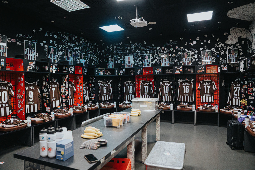 FCP07153 | Der offizielle Shop für FC St. Pauli Fotos. Wähle aus Spielszenen & Fanmomenten dein FCSP Wunschformat. Wir liefern Millerntor-Atmosphäre.