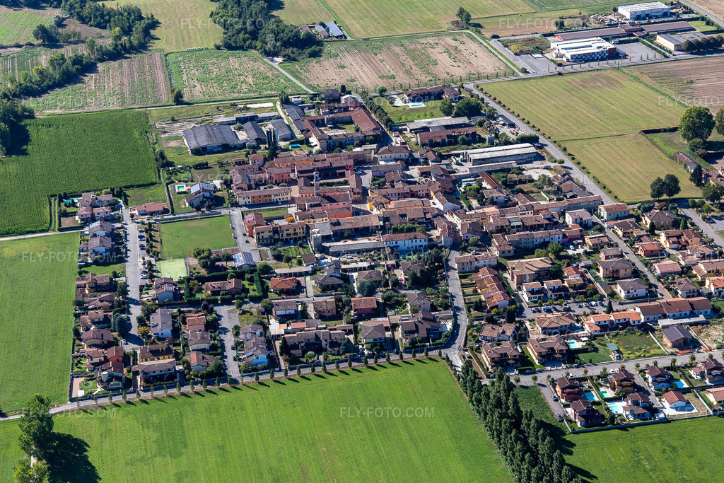 Aerial view: View of the town in Ripalta Guerina in the state Cremona, Italy. – Photo: IMG_134399.jpg taken on 09/18/2022 by Werner Riehm/FLY-FOTO.com – Resolution of the original: 5472 x 3648 px