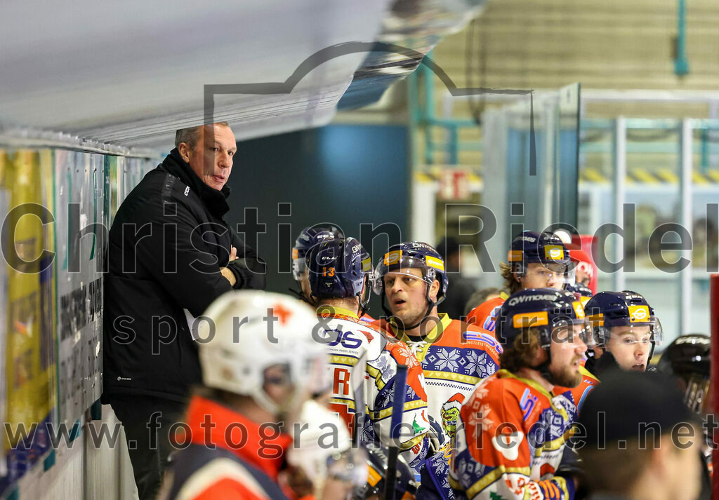 2022-12-09_043_TSV_Erding_gegen_EHC_Waldkraiburg | Erding, Deutschland, 09.12.2022:
Eishockey, Bayernliga 2022 / 2023, 19. Spieltag, TSV Erding gegen EHC Waldkraiburg, Endergebnis: 9:2

Trainer Markus Berwanger (EHC Waldkraiburg)

Foto: Christian Riedel / fotografie-riedel.net