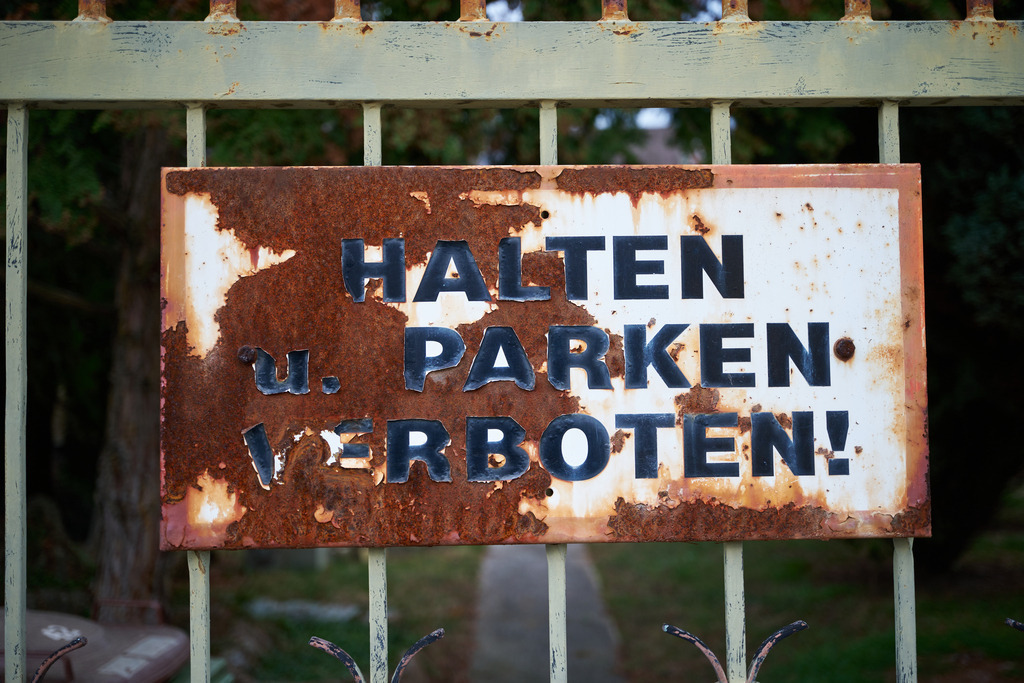 Rostige Tafel mit Halten und Parken verboten | Wien, Austria - March 10, 2024: Tor mit rostiger Tafel und Aufschrift Halten und Parken verboten. - Realisiert mit Pictrs.com