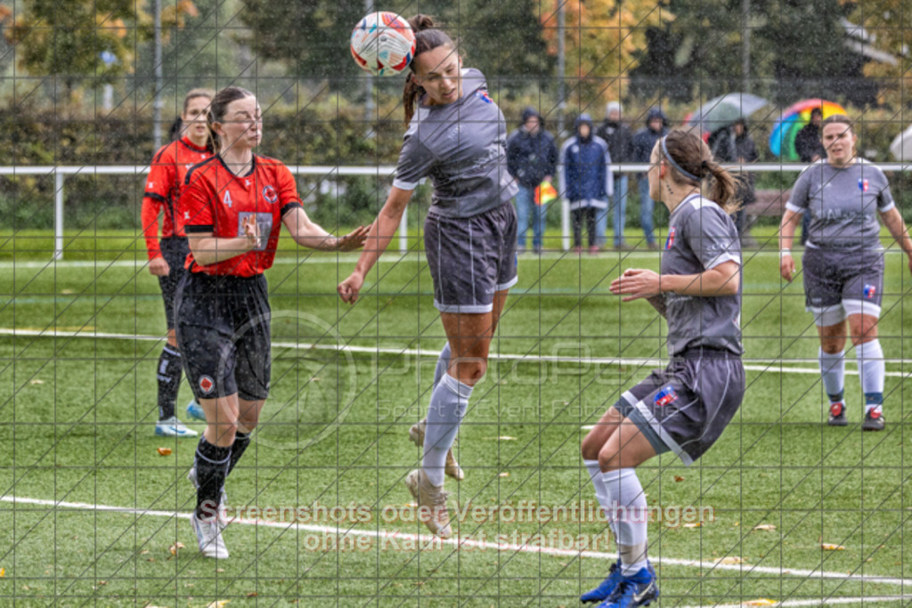 20251005_114257_0363-Bearbeitet | #,1.Göppinger SV (rot) vs. SGM Aufhausen/Nellingen (grau), Fußball, Frauen-Regionenliga 3 - WfV, 04. Spieltag, Saison 2025/2026, Kunstrasenplatz Nord, Hohenstaufenstr. 116, 73033 Göppingen, 05.10.2025 - 11:00 Uhr,Foto: PhotoPeet-Sportfotografie/Peter Harich