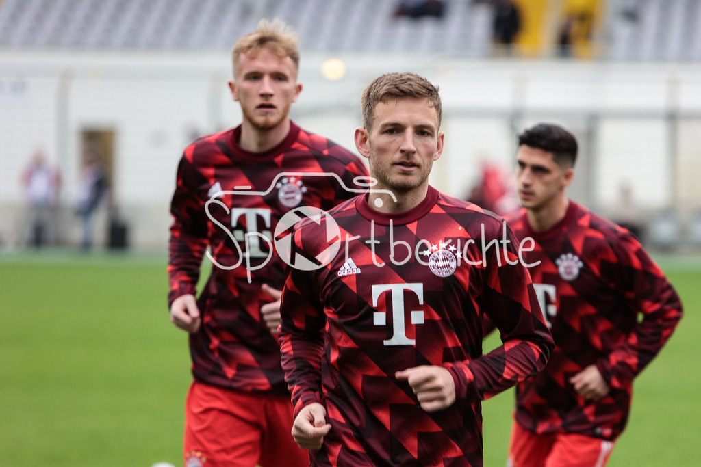 FC Bayern Amateure - SpVgg Hankofen-Hailing | Timo KERN (FCB #10) vor der Partie in Muenchen beim warmmachen