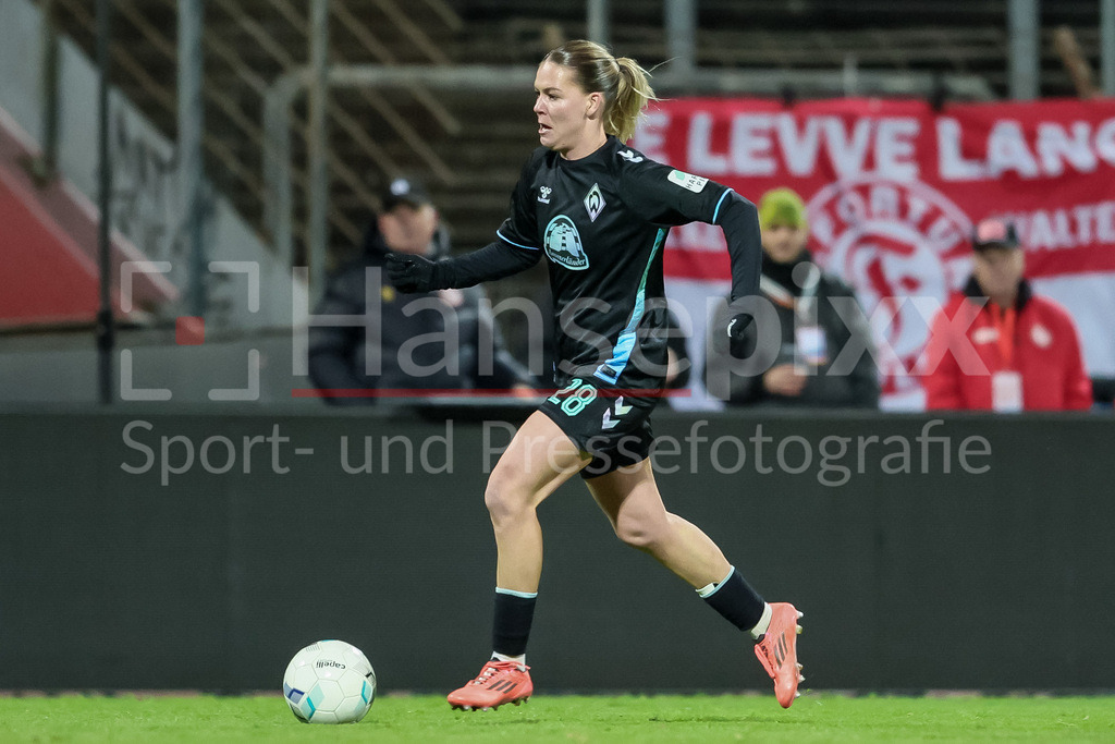 Fussball, DFB-Pokal Frauen, SC Fortuna Köln - SV Werder Bremen | v.li.: Juliane Wirtz (SV Werder Bremen, 28) am Ball, Einzelbild, Ganzkörper, Aktion, Action, Spielszene, DIE DFB-RICHTLINIEN UNTERSAGEN JEGLICHE NUTZUNG VON FOTOS ALS SEQUENZBILDER UND/ODER VIDEOÄHNLICHE FOTOSTRECKEN. DFB REGULATIONS PROHIBIT ANY USE OF PHOTOGRAPHS AS IMAGE SEQUENCES AND/OR QUASI-VIDEO.