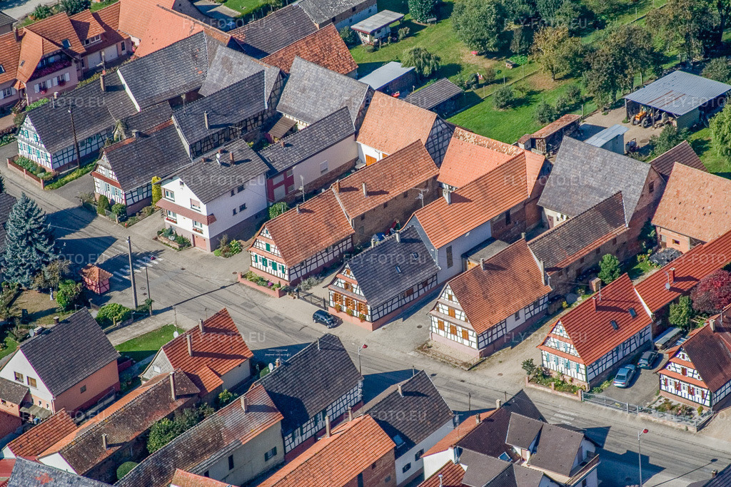 Vue aérienne: Rue Principale à Niederlauterbach dans le département Bas Rhin, France – .Photo: IMG_13556.jpg prise le 28/09/2008 par Werner Riehm/FLY-FOTO.eu – Résolution de l'original: 3456 x 2304 px