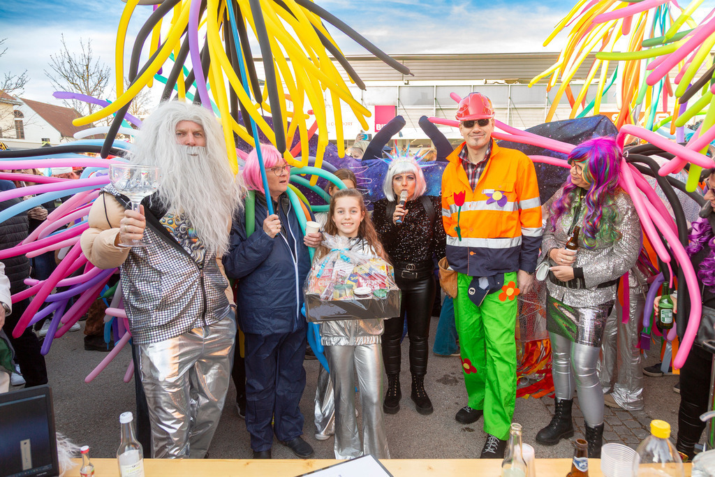 01_PRÄMIERUNG_9975 | Fotostrecke: FASCHINGSUMZUG 2025 in Loosdorf. 22 Masken(gruppen)-Teilnehmer: Loosdorfer Vereine, Wirtschaftstreibende, Gemeindeabordnungen sowie Kreditinstitute. rund 700 Besucher entlang der Hauptstrasse. Veranstaltungs-Sicherung durch Mannschaft der FF-Loosdorf mit schwerem Gerät. Maskenprämierung am EKZ-Platz durch Bgm. Thomas Vasku in den Kategorien: Bester Festwagen (Fa. gkonzept-Groissenberger; Beste Personengruppe-ASK-Loosdorf; Beste Einzelperson; Weiteste Anreise-FF Schollach;