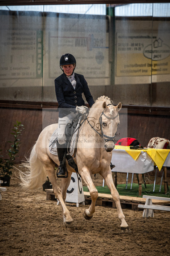 Hallenreittunier Voxtrup 2023 | Entdecke hochwertige Reitturnierfotos von Foto Oger. Professionell, emotional und authentisch – jetzt Lieblingsmomente im Shop bestellen.Deutschlandweite Turnierfotografie. - Realisiert mit Pictrs.com