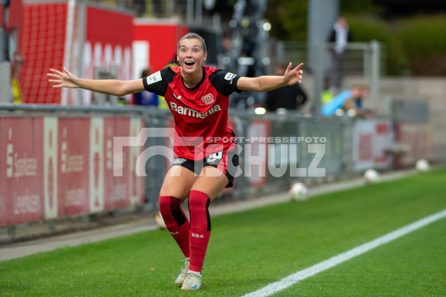 20241007NSZ_9655 | Karólina Vilhjámsdóttir (Bayer Leverkusen,No.18) regt sich über eine Schiedsrichterentscheidung aufDEU, Leverkusen, 07.10.2024 Fußball, Frauen, Google Pixel Frauen-Bundesliga, Saison 2024/2025, 5. Spieltag, Bayer 04 Leverkusen - FC Carl Zeiss JenaDIE DFB-RICHTLINIEN UNTERSAGEN JEGLICHE NUTZUNG VON FOTOS ALS SEQUENZBILDER UND/ODER VIDEOÄHNLICHE FOTOSTRECKEN - Realisiert mit Pictrs.com