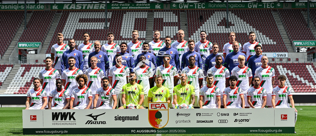 FC Augsburg 2025/26 | Mannschaftsfoto FC Augsburg 2025/26 Obere Reihe v. l.: Robin Fellhauer, Dimitrios Giannoulis, Mert Kömür, Arne Maier, Jeffrey Gouweleeuw, Phillip Tietz, Yusuf Kabadayi, Kristijan Jakić, Elvis Rexhbecaj.Dritte Reihe v.l.: Co-Trainer Individual David Binder, Torwarttrainer Marco Langner, Co-Trainer Imre Szabics, Co-Trainer Thomas Kasparetti, Cheftrainer Sandro Wagner, Co-Trainer Sven Palinkasch, Co-Trainer Analyse Julian Lauer, Spiel- und Videoanalyst Felix Kling, Spiel- und Videoanalyst Benedikt Brust.Zweite Reihe v. l.: Keven Schlotterbeck, Maximilian Bauer, Tim Breithaupt, Cédric Zesiger, Chrislain Matsima, Noahkai Banks, Samuel Essende, Steve Mounié, Felix Meiser, Marius Wolf.Untere Reihe v. l.: Mads Pedersen, Kyliane Dong, Han-Noah Massengo, Elias Saad, Nediljko Labrović, Finn Dahmen, Daniel Klein, Mahmut Kücüksahin, Aiman Dardari, Alexis Claude-Maurice, Oliver Sorg / Media Day FC Augsburg: WWK-Arena am 06.08.2025