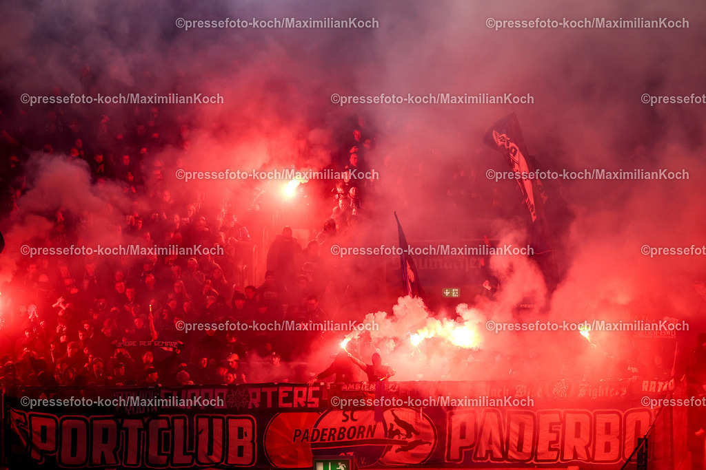 Due09112401020 | 09.11.2024, Fußball, Fortuna Düsseldorf - SC Paderborn 07, 2. Bundesliga, Merkur Spiel-Arena, Saison 2024 2025: Fans im Gästeblock zünden Bengalisches Feuer und Feuerwerkskörper.DFB regulations prohibit any use of photographs as image sequences and or quasi-video.