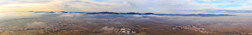 Luftbild: Panorama der Haardt von Göcklingen bis Landau im Winter bei tiefen Wolken in Göcklingen im Bundesland Rheinland-Pfalz in Deutschland. Foto: IMG_096459-Pano.jpg vom 02.02.2017 durch Werner Riehm/FLY-FOTO.deAuflösung des Originals: 23201 x 3240 px