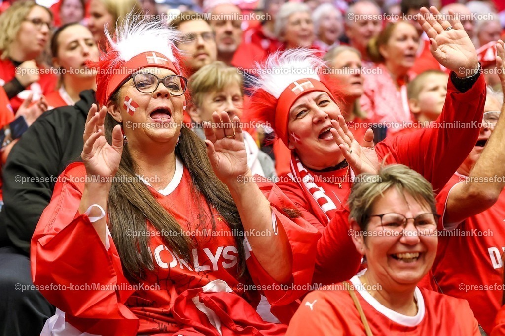 EHF16012602005 | 16.01.2026, Handball, Men's EHF EURO 2026, Dänemark - Nordmazedonien, Jyske Bank Boxen in Herning, Dänemark, Preliminary Round: Gute Laune bei den Fans der dänischen Nationalmannschaft. Die Handballfans freuen sich auf das Spiel in Herning, Feature Freude Fans Fan Zuschauer Besucher
