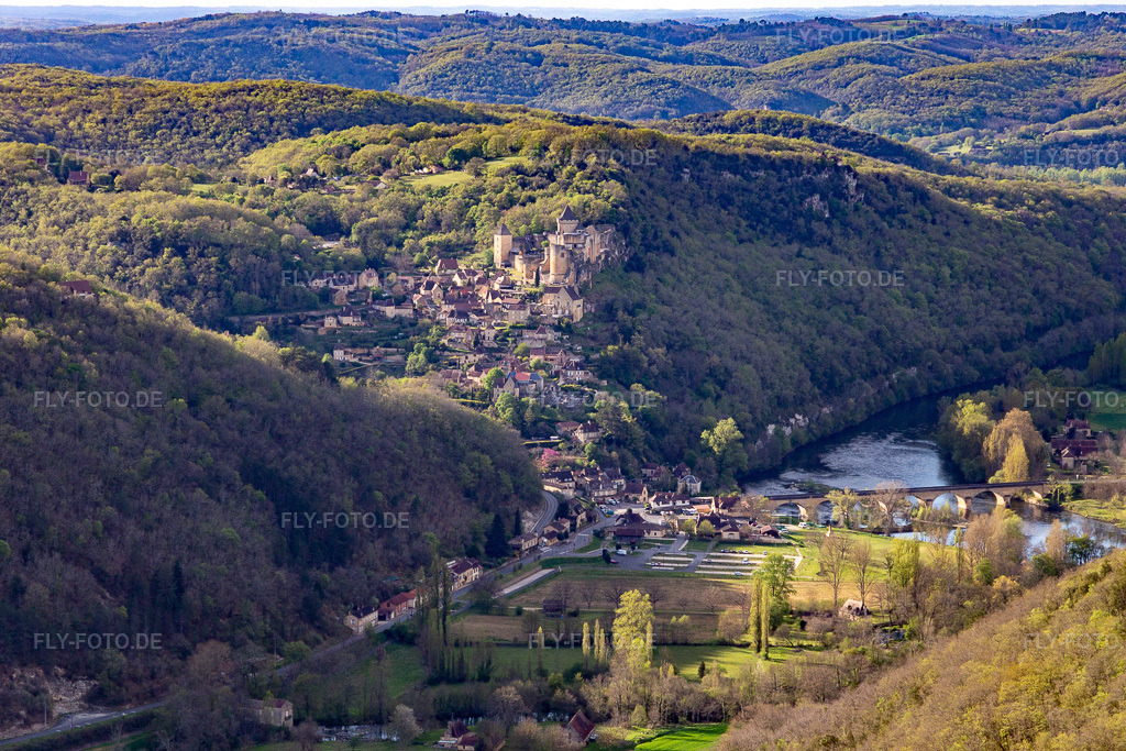 Luftbild: Chateau de Castelnaud-la Chapelle über der Dordogne Brücke in Castelnaud-la-Chapelle im Bundesland Dordogne in Frankreich. Foto: IMG_113464.jpg vom 16.04.2019 durch Werner Riehm/FLY-FOTO.de