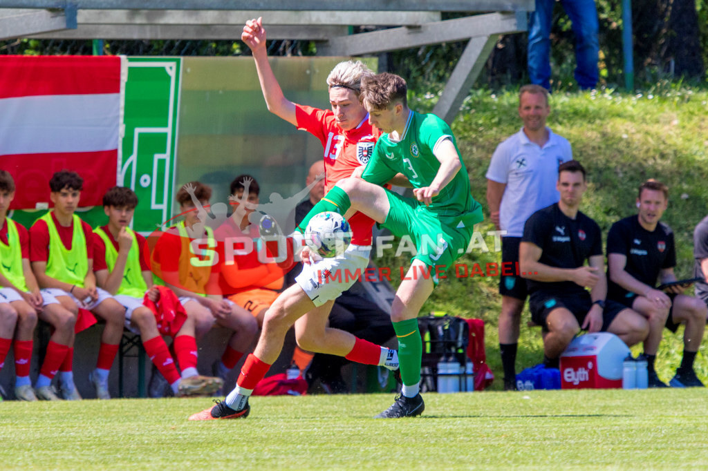 Fußball Halbfinale | Jonas Peinhart (U15 Österreich #13) Ben Dumigan (U15 Irland #3) Fußball Halbfinale, Irland U15 - Österreich U15 am 29.04.2024 in Arnoldstein (Sportplatz), Austria, (Photo by Ernst Krawagner sport-fan.at) - Realisiert mit Pictrs.com