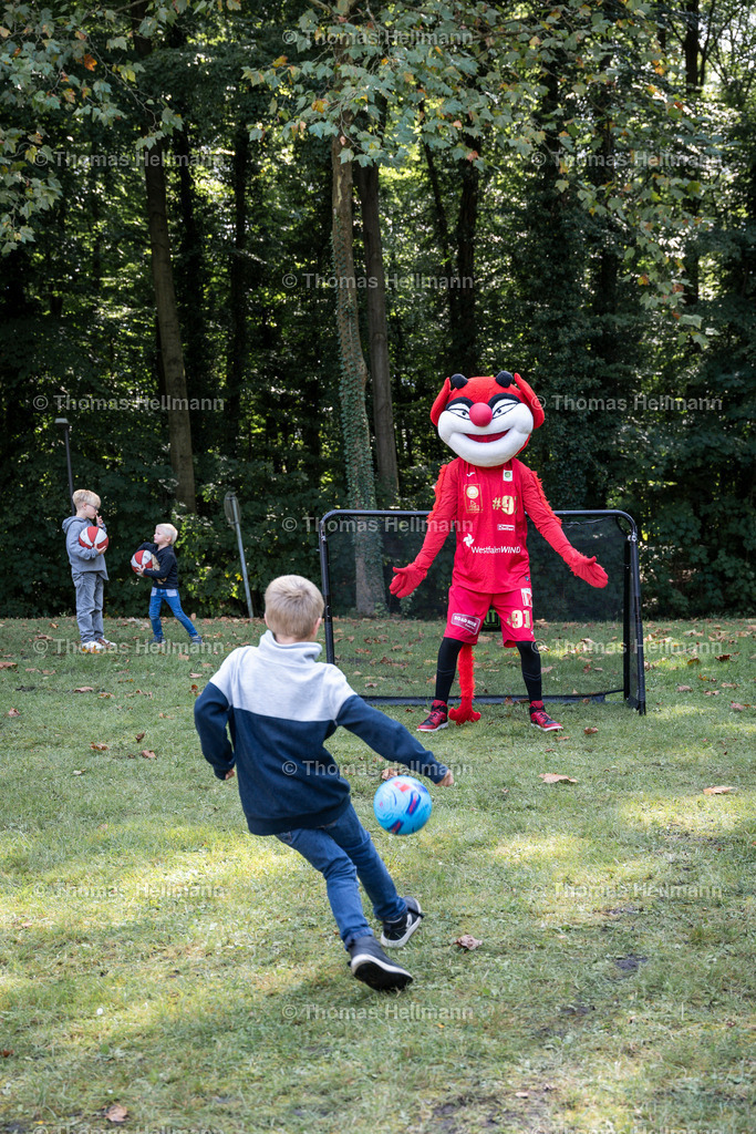 OWL.Ch.2024_Maskottchen SC Paderborn-04275 | Der professionelle Turnierfotograf ✓ Reitsport Bilder ▷ Shop ✚ günstig & schnell ✚ mit Zugang für Redakteure