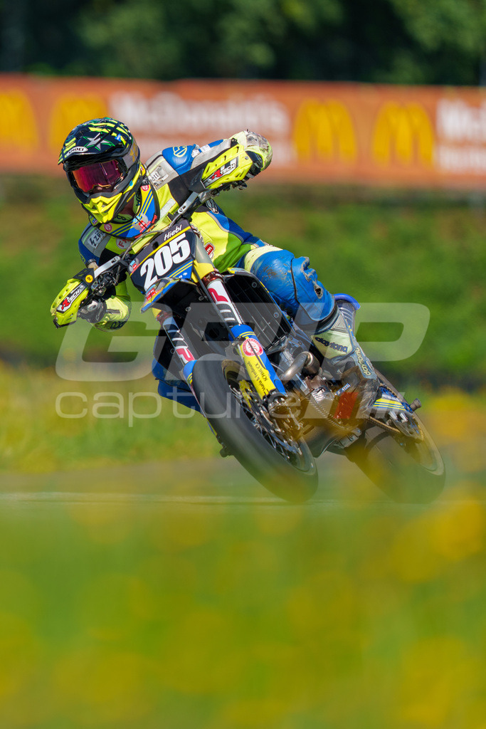 SuperMoto_Staatsmeisterschaft_Greinbach_330 | GRIPcapture steht für authentische Sportfotografie in Österreich – für Momente, die mehr sind als Geschwindigkeit oder Ergebnis. Es geht um Emotion, Spannung, Fokus und den Augenblick, der oft nur einen Wimpernschlag dauert.Ob Motorsport, Teamsport oder 