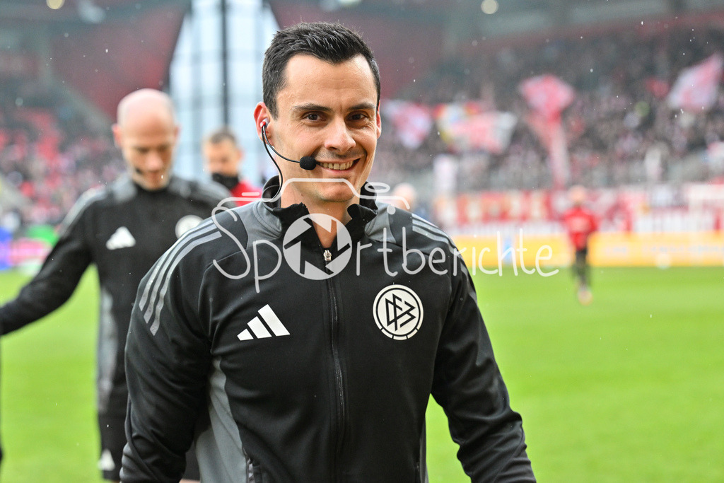 SSV Jahn Regensburg - 1. FC Köln | Im Bidl Schiedsrichterr Konrad OLDHAFER beim warmup vor der Partie / Freisteller / Einzelfoto / 2. Bundesliga: SSV Jahn Regensburg - 1. FC Koen, Jahnstadion am 08.12.2024