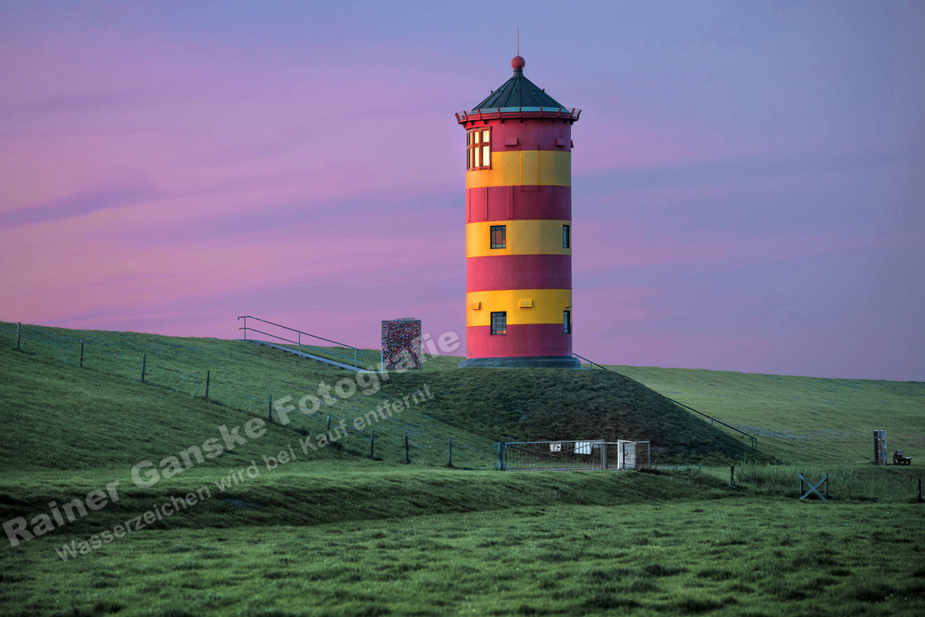 042 Pilsumer Leuchtturm - 08-09-2023 -R Ganske | Onlineshop mit Bildern von Stränden, Häfen und Meer. Leinwände, Poster, Kalender und andere Materialien erhältlich. Kommerzielle Lizenzen möglich.  - Realisiert mit Pictrs.com