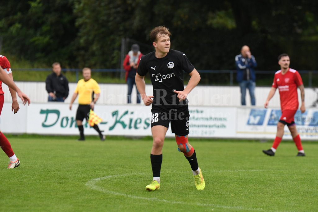 SpVgg Plattling : FC Ergolding | Sebastian Niedermayer (SpVgg Plattling) - Realisiert mit Pictrs.com