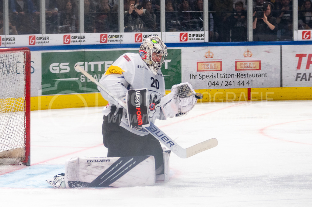 Swiss National League: Semifinals Game 4: ZSC Lions - Fribourg-Gotteron | 14.04.2022, Zürich, Hallenstadion, Swiss National League: Semifinals Game 4: ZSC Lions - Fribourg-Gotteron, #20 Torhüter Reto Berra (Fribourg) fängt den Puck mit der Fanghand. - Realized with Pictrs.com