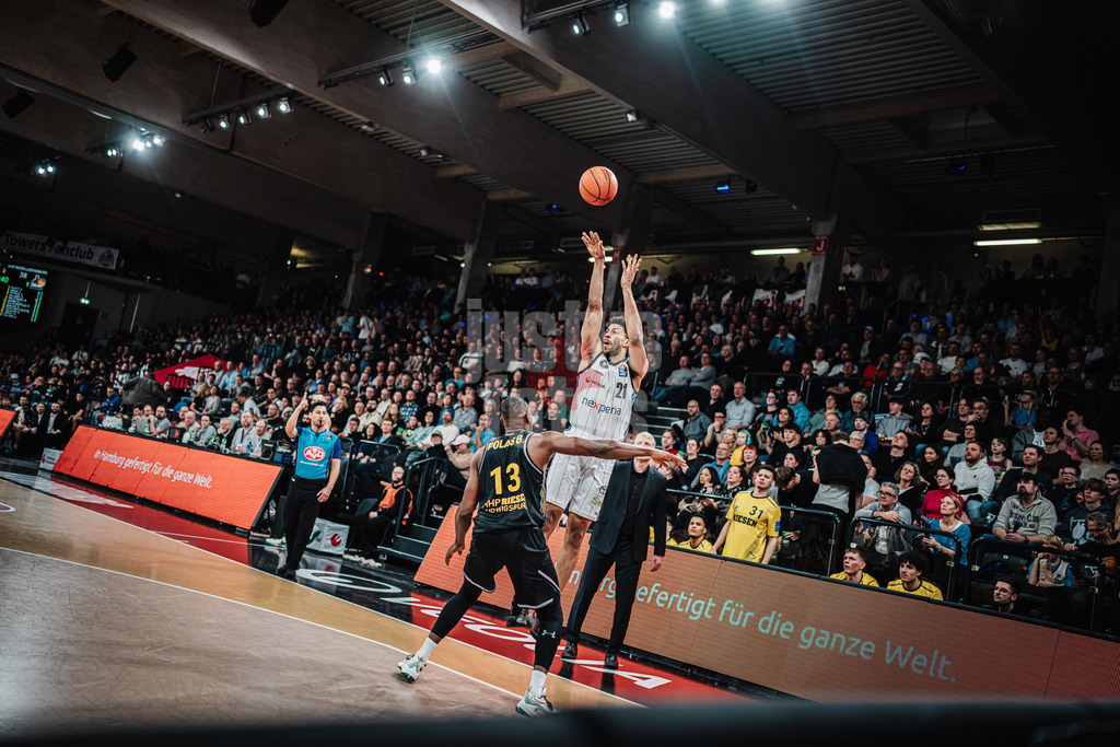 Basketball | Männer | Saison 2024/2025 | easyCredit Basketball Bundesliga | 12. Spieltag | Veolia Towers Hamburg vs. MHP Riesen Ludwigsburg | 21.12.2024 | Wurf von Jordan Barnett (#21, Veolia Towers Hamburg)